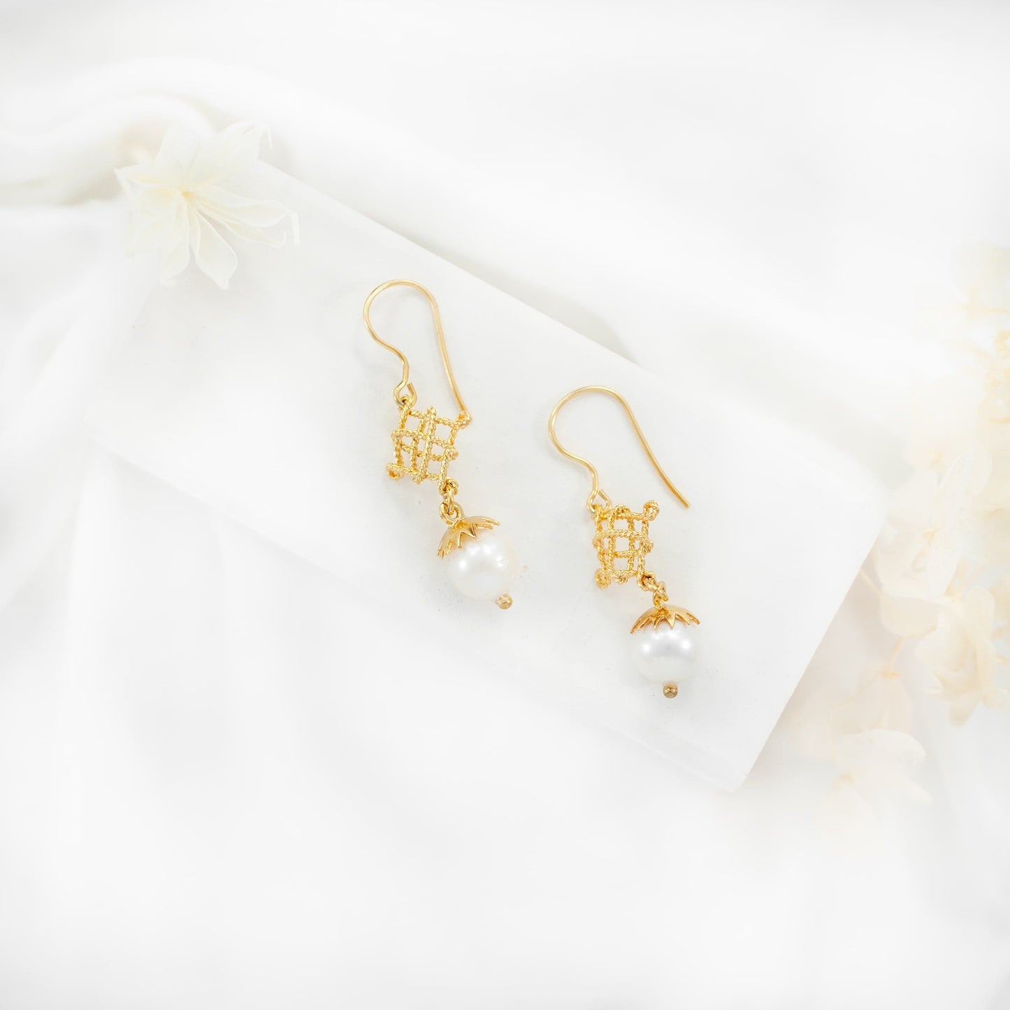 MONDO CATTOLICO Gold Plated Earrings with Love Knot and Pearl
