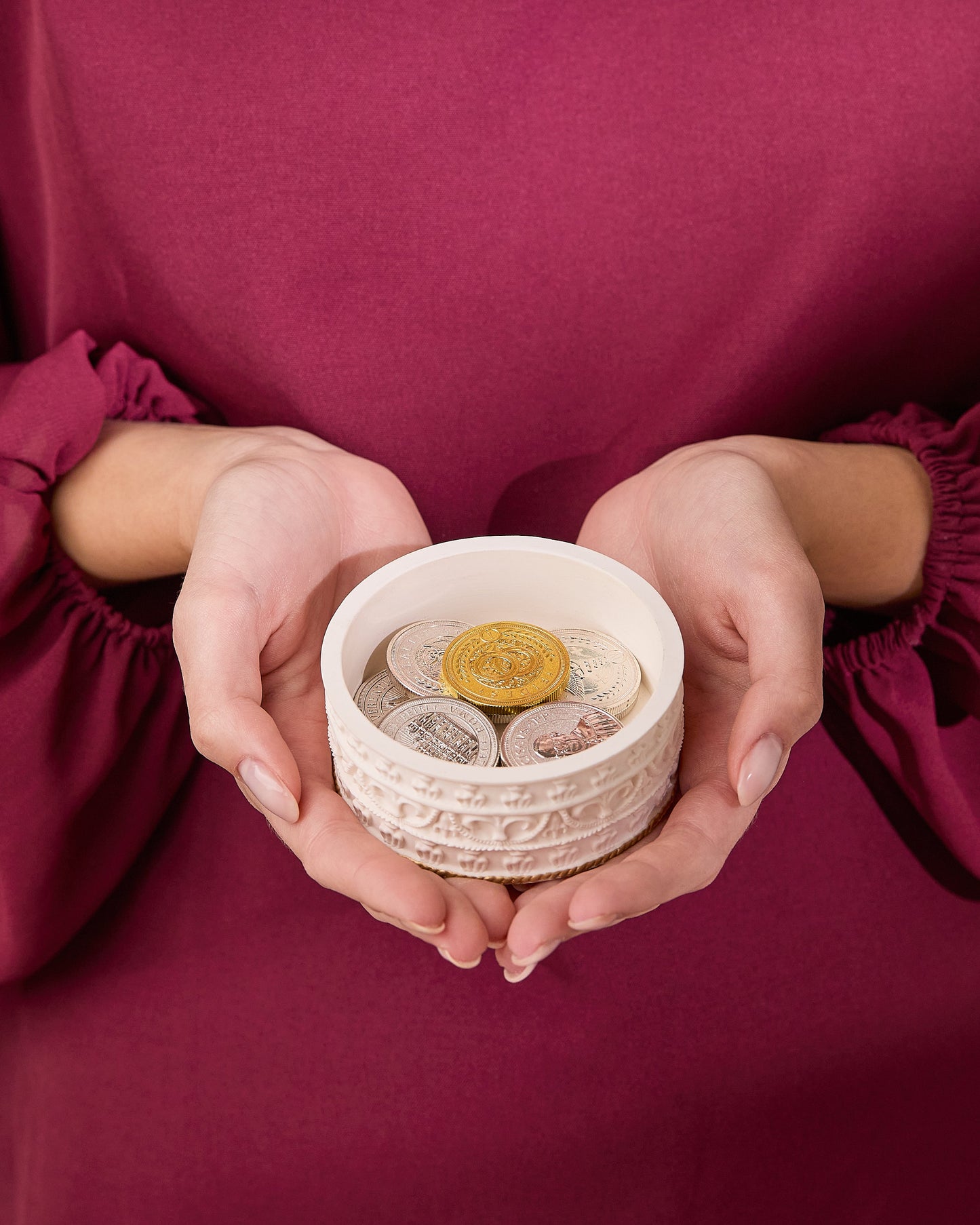 MONDO CATTOLICO ROMA Arras 10 cm (3.94 in) / 8.50 cm (3.35 in) / 3 cm (1.18 in) Arras with Gold-Tone St. Peter’s Dome Case