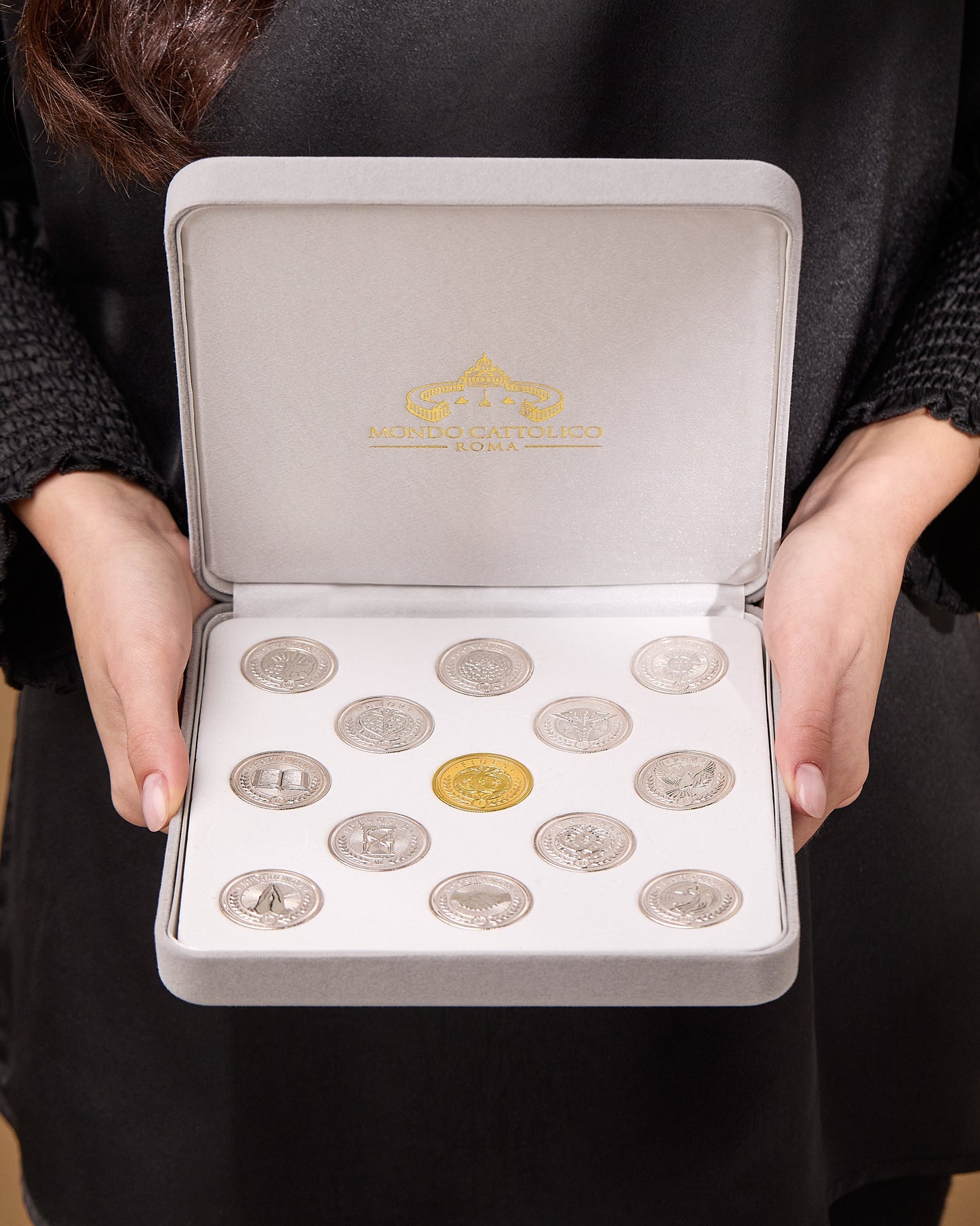 MONDO CATTOLICO ROMA Arras 18 x 18 cm (7.09 x 7.09 in) / 5 cm (1.97 in) / 3 cm (1.18 in) Arras with Gray Velvet Case