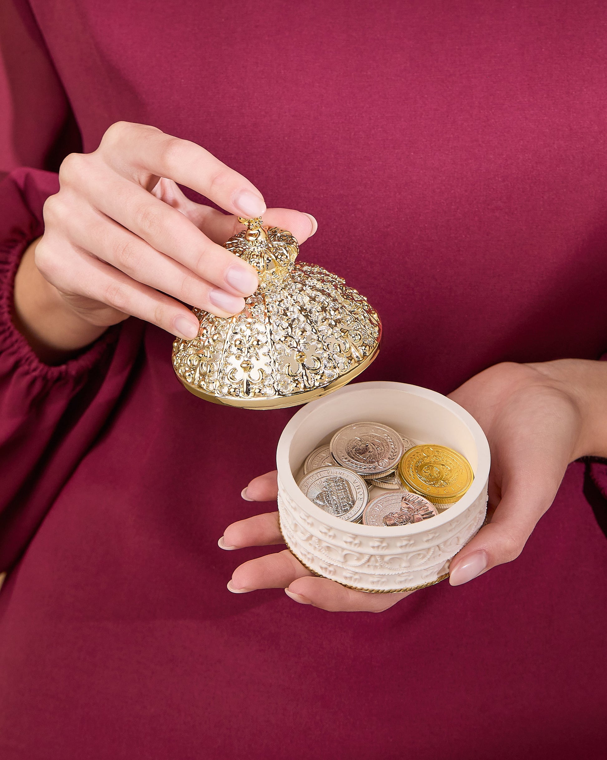 MONDO CATTOLICO ROMA Arras 10 cm (3.94 in) / 8.50 cm (3.35 in) / 3 cm (1.18 in) Arras with White and Gold St. Peter’s Dome Case