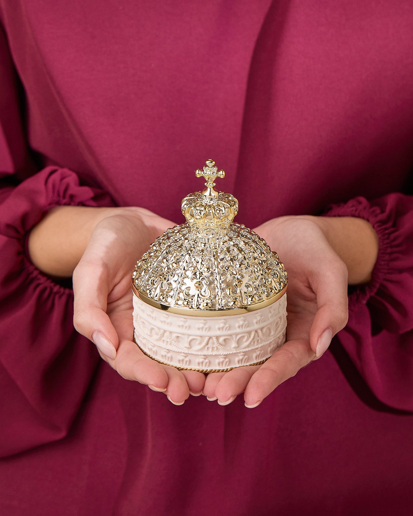 MONDO CATTOLICO ROMA Arras 10 cm (3.94 in) / 8.50 cm (3.35 in) / 3 cm (1.18 in) Arras with White and Gold St. Peter’s Dome Case