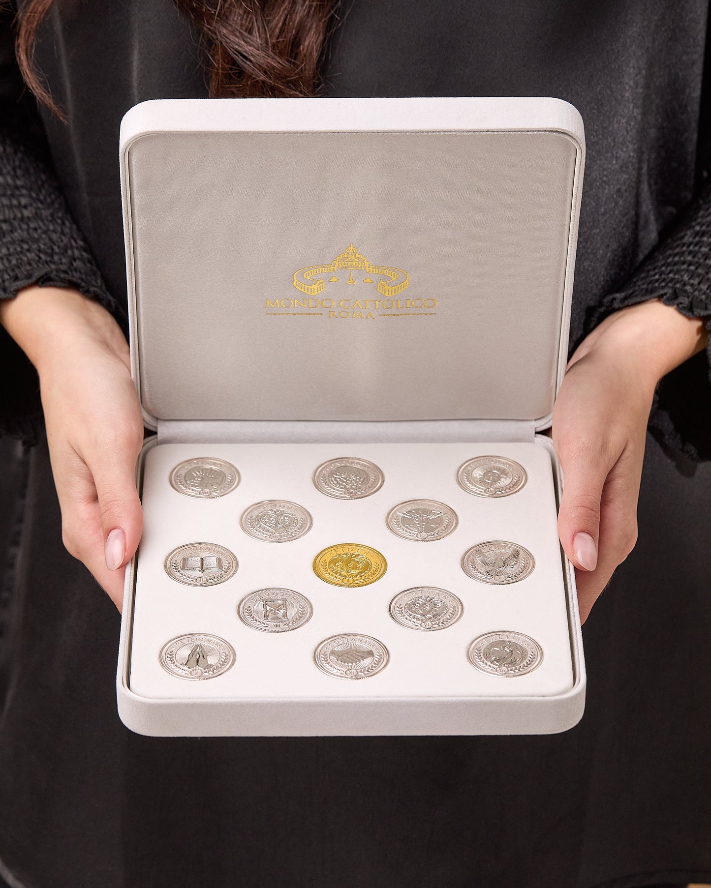 MONDO CATTOLICO ROMA Arras 18 x 18 cm (7.09 x 7.09 in) / 5 cm (1.97 in) / 3 cm (1.18 in) Arras with White Velvet Case