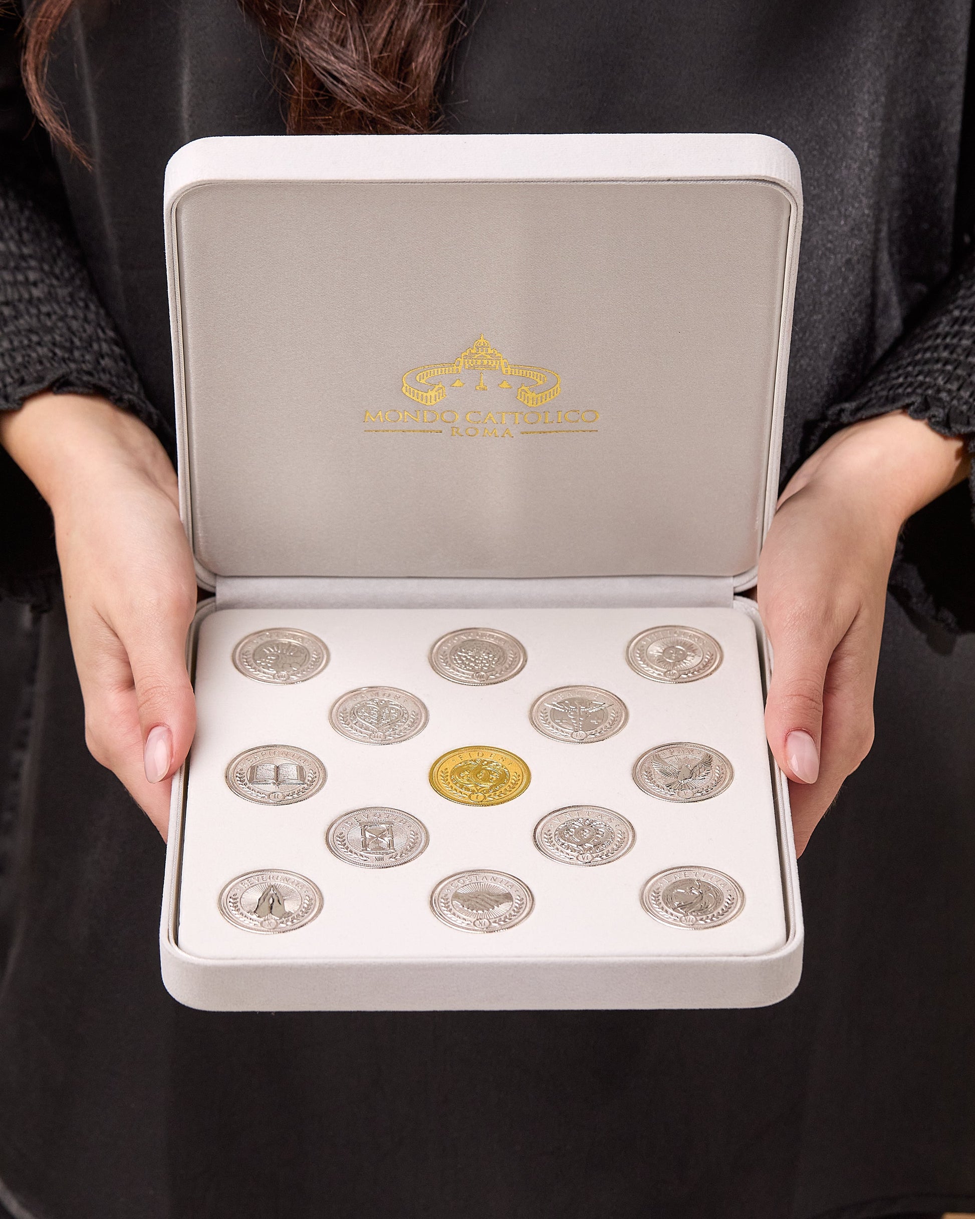 MONDO CATTOLICO ROMA Arras 18 x 18 cm (7.09 x 7.09 in) / 5 cm (1.97 in) / 3 cm (1.18 in) Arras with White Velvet Case