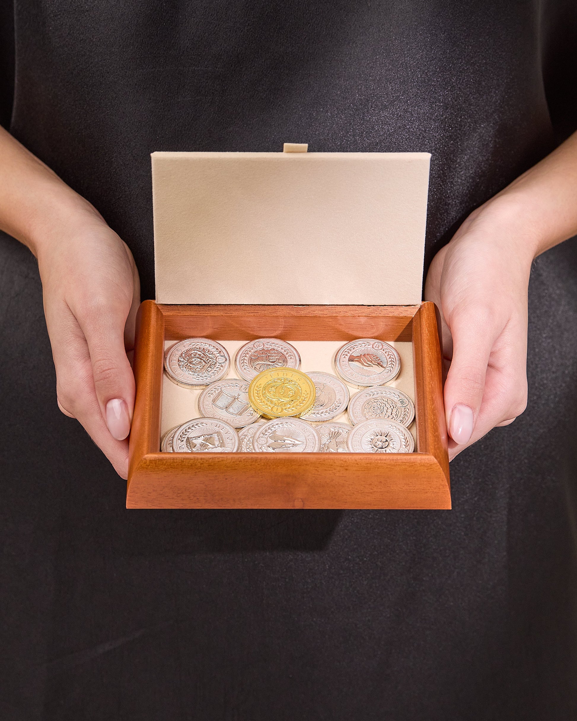 MONDO CATTOLICO ROMA Arras 11 x 14 cm (4.33 x 5.51 in) / 3.50 cm (1.38 in) / 3 cm (1.18 in) Arras with Wooden and Sterling Silver Case