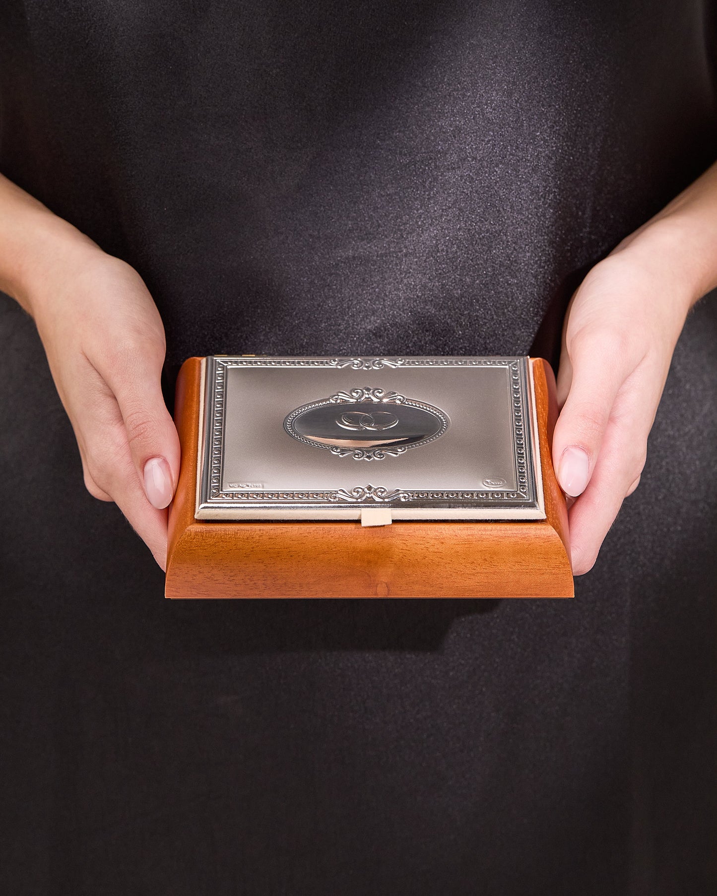 MONDO CATTOLICO ROMA Arras 11 x 14 cm (4.33 x 5.51 in) / 3.50 cm (1.38 in) / 3 cm (1.18 in) Arras with Wooden and Sterling Silver Case