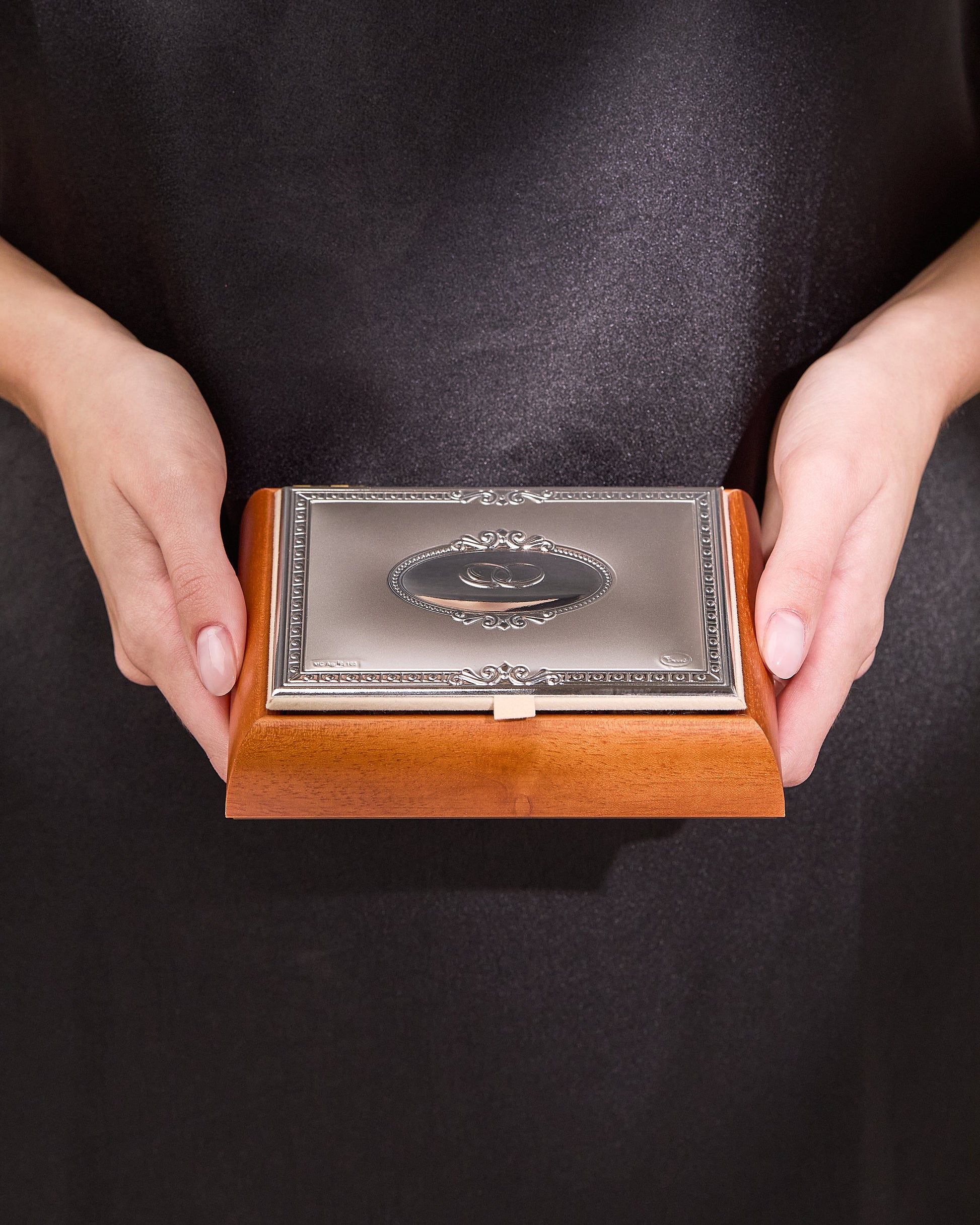 MONDO CATTOLICO ROMA Arras 11 x 14 cm (4.33 x 5.51 in) / 3.50 cm (1.38 in) / 3 cm (1.18 in) Arras with Wooden and Sterling Silver Case