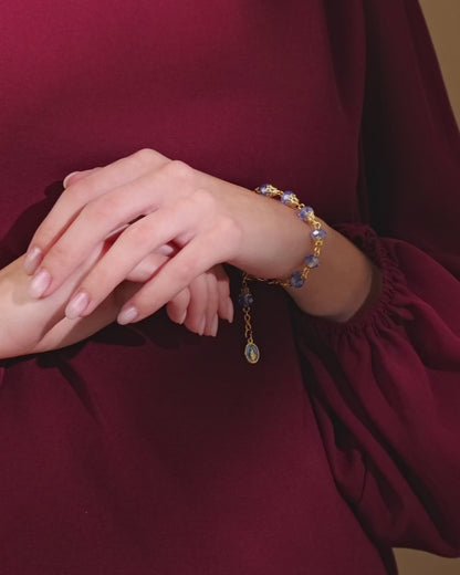 Goldfarbenes Rosenkranzarmband mit kugelförmigen hellblauen Kristallperlen