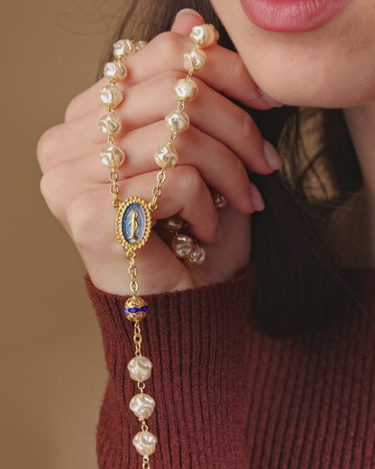 Chapelet en métal doré avec perles synthétiques et détails bleus
