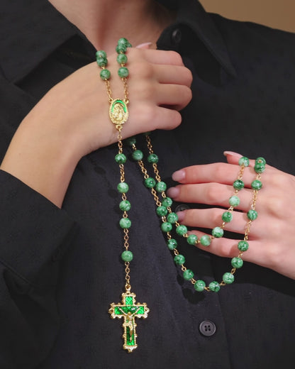 Rosenkranz mit Jungfrau Maria und Kind mit dunkelgrünen Glasperlen