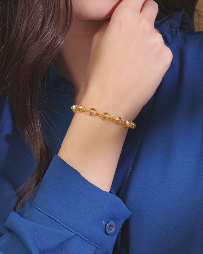 Pulsera En Tono Dorado Con Cuentas Pequeñas De Cristal Transparente Y Casquillas De Filigrana