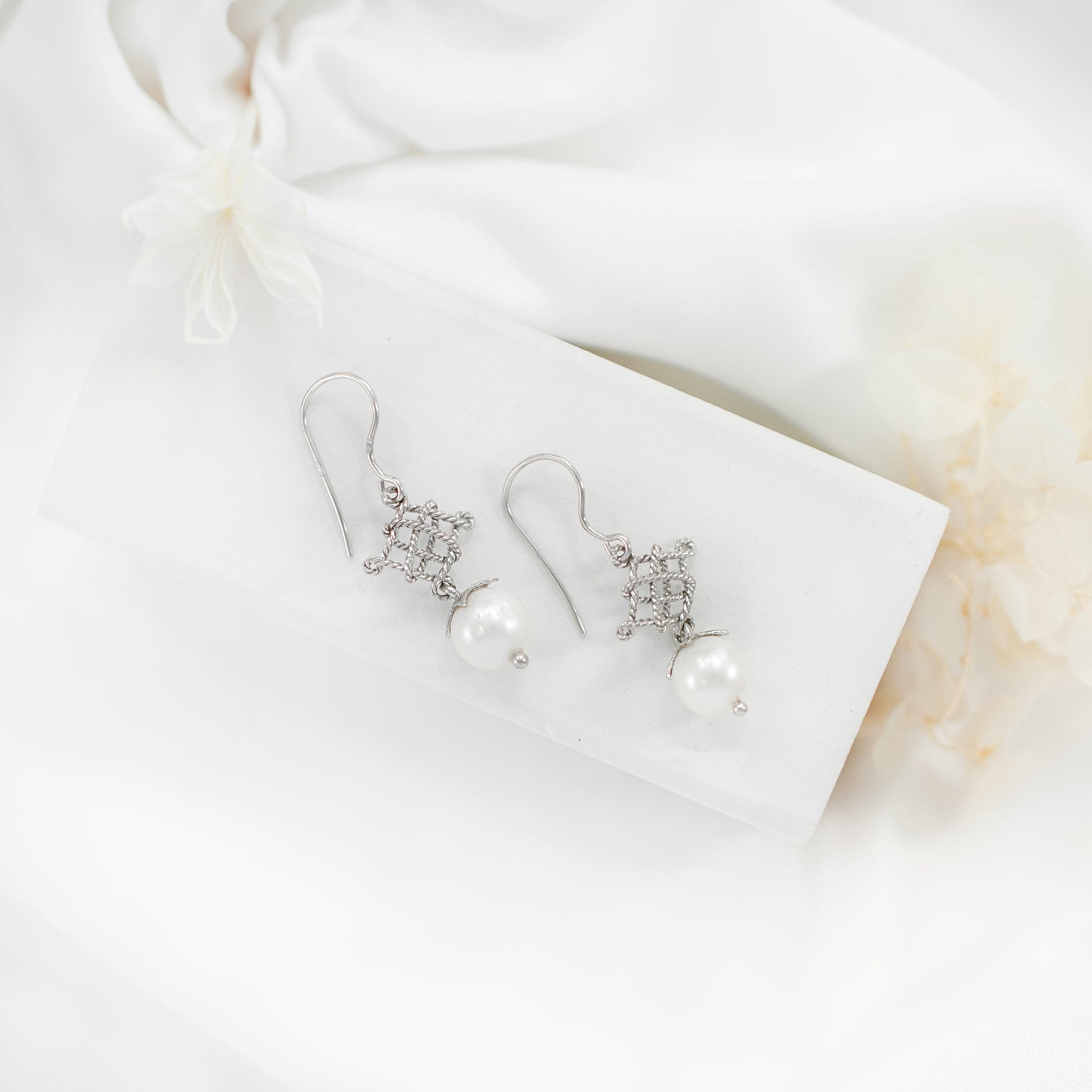 MONDO CATTOLICO Sterling Silver Earrings with Love Knot and Pearl