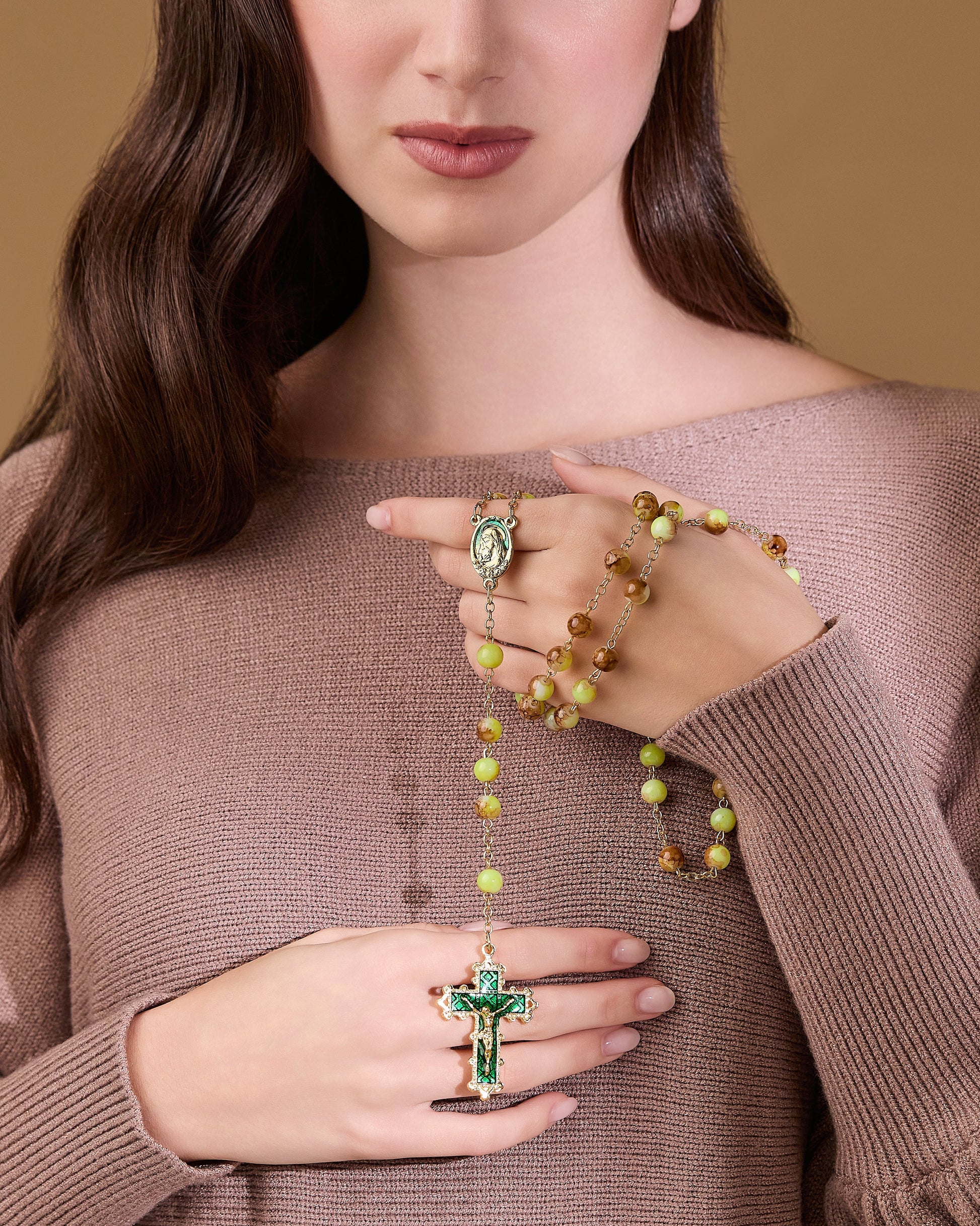 MONDO CATTOLICO ROMA Rosary 60 cm (23.62 in) / 80 cm (31.50 in) / 8 mm (0.31 in) Virgin Mary and Child Rosary with Green and Yellow Glass Beads