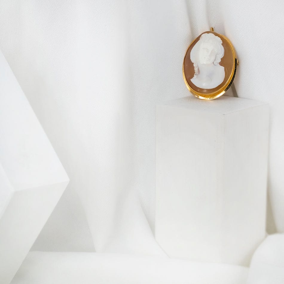 MONDO CATTOLICO Woman Relief Cameo in Yellow Gold and Sardonic Shell
