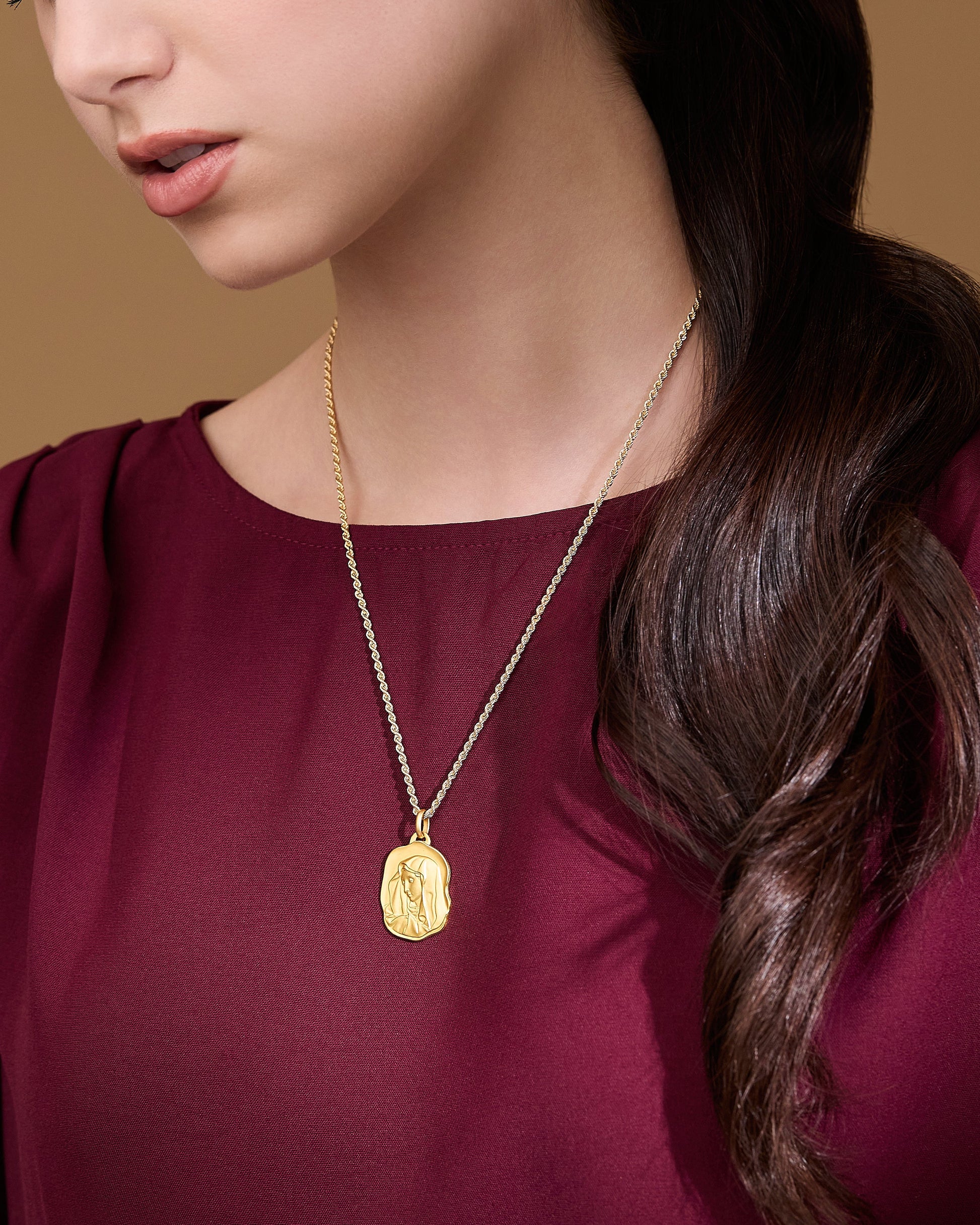 MONDO CATTOLICO ROMA Medal Yellow Gold Irregular Medal of Our Lady of Sorrows